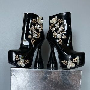 Unic boots great for any event. Absolutely new.